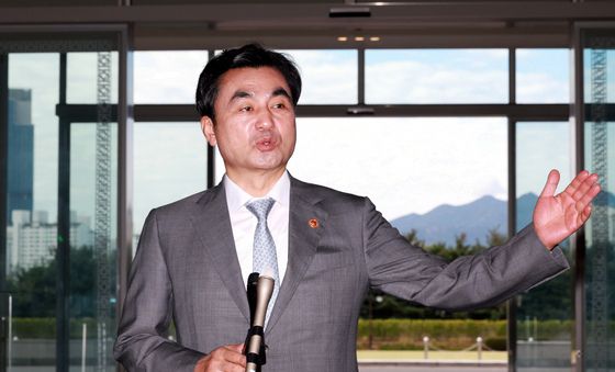 국방부 청사 복귀 관련 질문에 답하는 안규백 장관