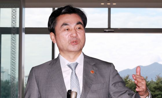 국방부 재이전 관련 질문받는 안규백 장관