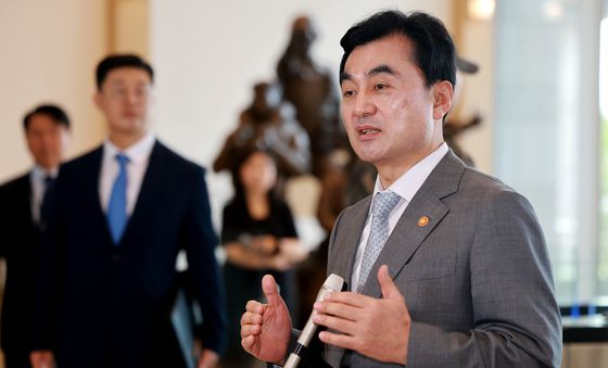 기존 국방부 청사로 복귀하는 안규백 국방부 장관