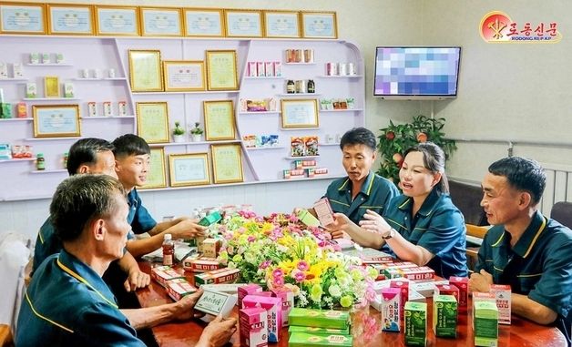 고려약 증산 토의 나선 北 노동자들