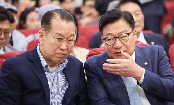 대화 나누는 정점식·권영세
