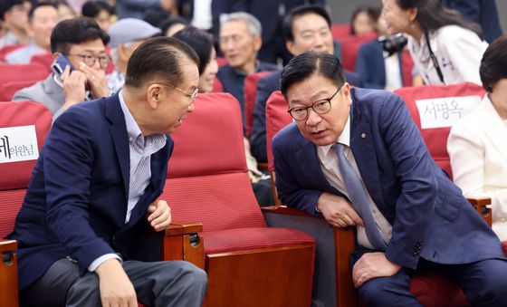 대화 나누는 정점식·권영세