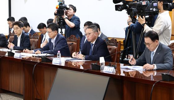 이억원 금융위원장 발언 경청하는 관계기관 참석자들