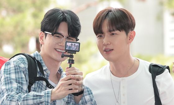 옹성우·김재환, 밝은 미소
