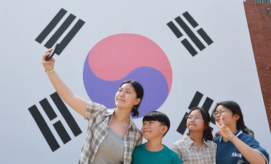 대형 태극기 앞에서 찍는 셀카