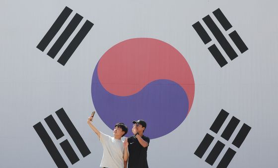 대형 태극기 앞에서 '찰칵'