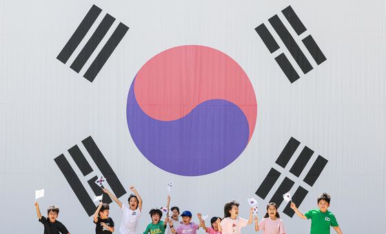 직접 만든 태극기 들고 뛰는 아이들