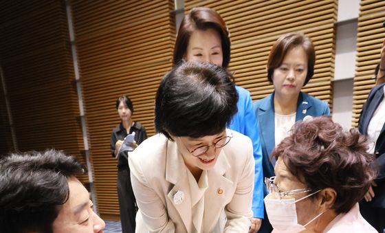 일본군'위안부' 피해자 이용수 할머니와 대화하는 원민경 장관