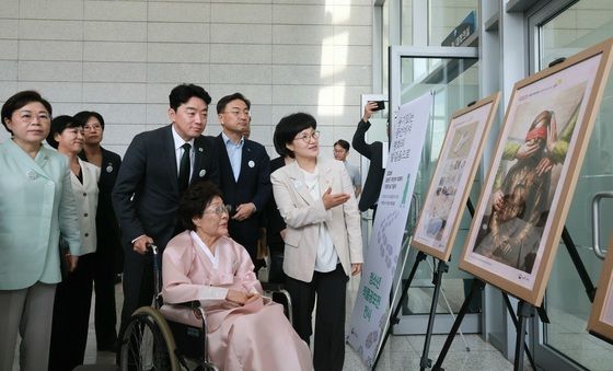 일본군'위안부' 피해자 기림의 날 공모전 작품 관람