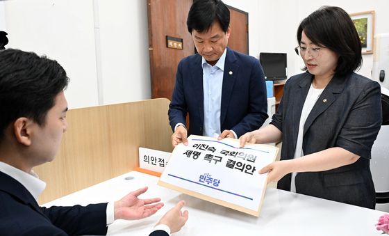 '5·18 민주화운동 왜곡·폄훼' 이진숙 의원 제명 촉구 결의안 제출하는 민주당