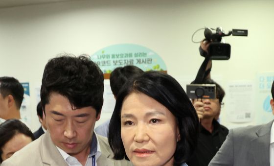 취재진 질문 받지 않고 소통관 떠나는 이진숙 의원