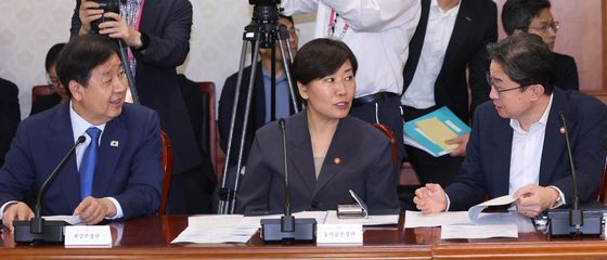주택 신속공급 점검 대화하는 장관들