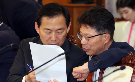 주택 신속공급 점검 대화하는 이두희 국방부 차관
