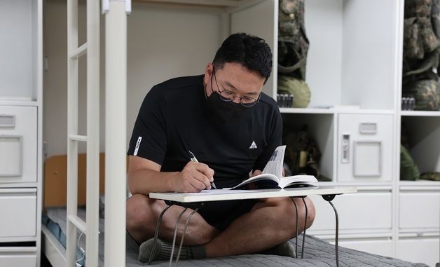 수양록 작성하는 천하람 원내대표
