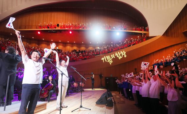 만세 삼창하는 서강석 송파구청장