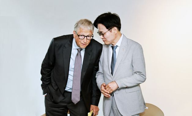빌 게이츠 테라파워 이사회 의장과 대화 나누는 김정관 장관