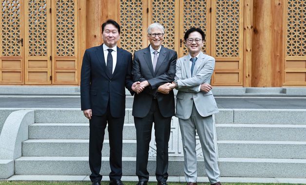 기념촬영하는 김정관 장관·빌 게이츠 의장·최태원 회장