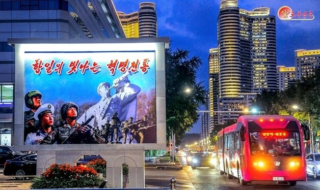 '뜻깊은 명절의 환희'…평양 거리 풍경