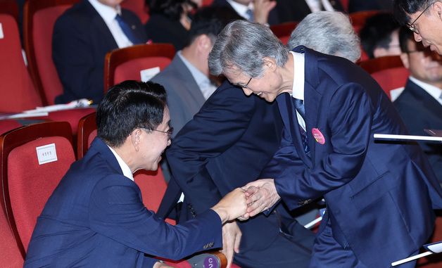 인사하는 조정식 국회의장·조희대 대법원장