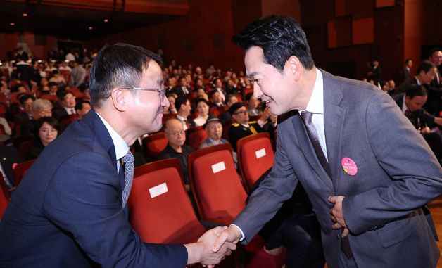 인사하는 한병도·장동혁