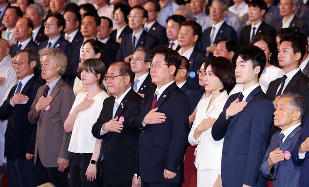 국민의례하는 이재명 대통령·김혜경 여사