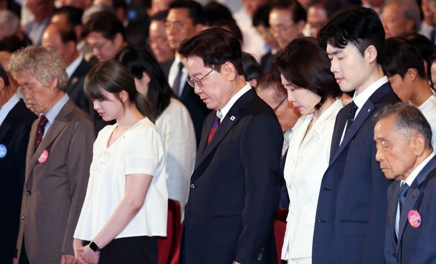 묵념하는 이재명 대통령·김혜경 여사