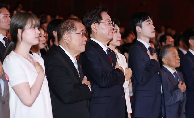 국민의례하는 이재명 대통령·김혜경 여사