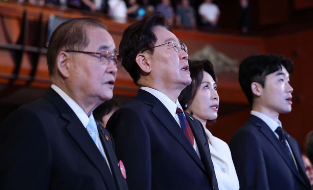 애국가 부르는 이재명 대통령·김혜경 여사