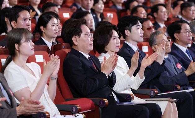 이종찬 광복회장 발언에 박수치는 이재명 대통령·김혜경 여사