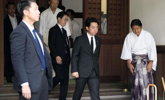 야스쿠니 신사 참배하는 고이즈미 신지로 일본 방위상