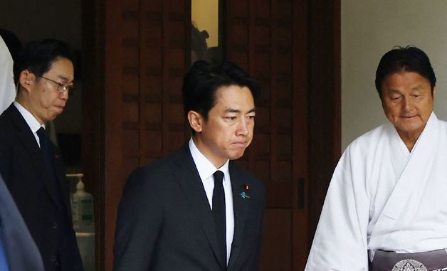 야스쿠니 참배하는 고이즈미 신지로 일본 방위상