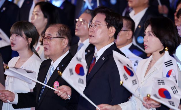 태극기 흔들며 광복절 노래 제창하는 이재명 대통령 부부