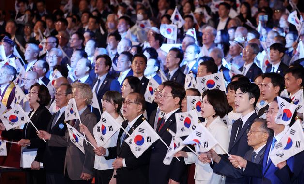 태극기 흔들며 광복절 노래 제창하는 이재명 대통령 부부