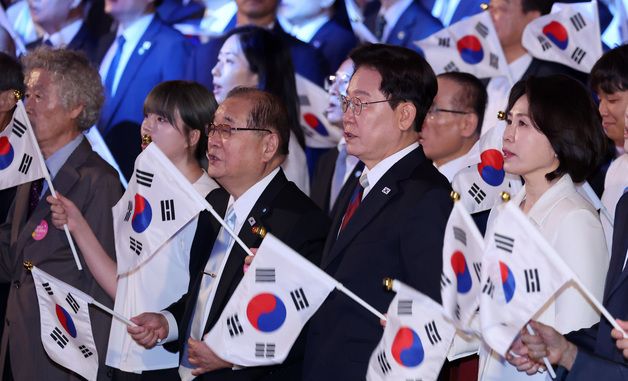 태극기 흔들며 광복절 노래 제창하는 이재명 대통령 부부