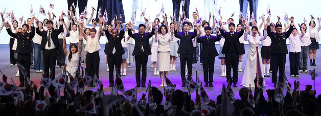 만세 삼창하는 이재명 대통령 부부