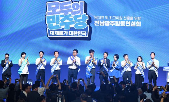 전남광주 합동연설회 박수치는 후보들