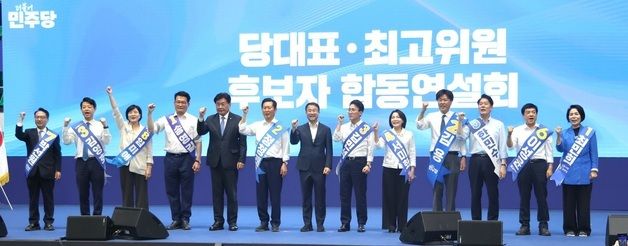 전북 당원들과 인사하는 더불어민주당 당대표·최고위원 후보들