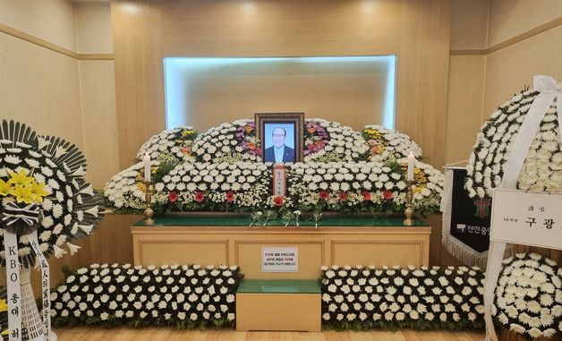 빈소 마련된 고 백인천 전 감독