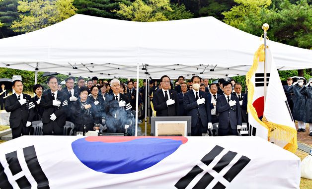 국민의례하는 권오을 장관