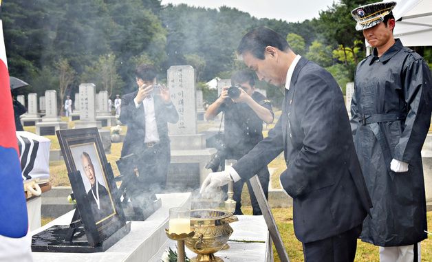분향하는 권오을 국가보훈부 장관