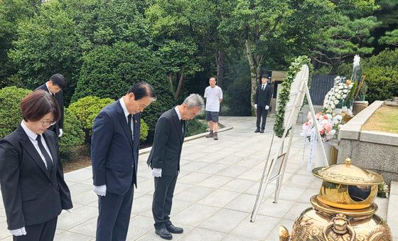 육영수 여사 묘역 찾은 권오을 장관