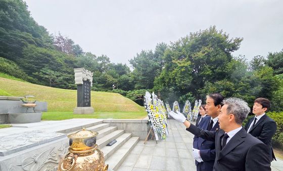 육영수 여사 묘역 둘러보는 권오을 장관