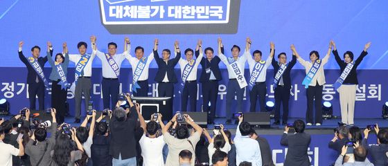 한 자리에 모인 민주당 당대표 후보들과 최고위원 후보들