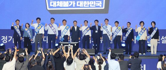 한 자리에 모인 민주당 당대표 후보들과 최고위원 후보들