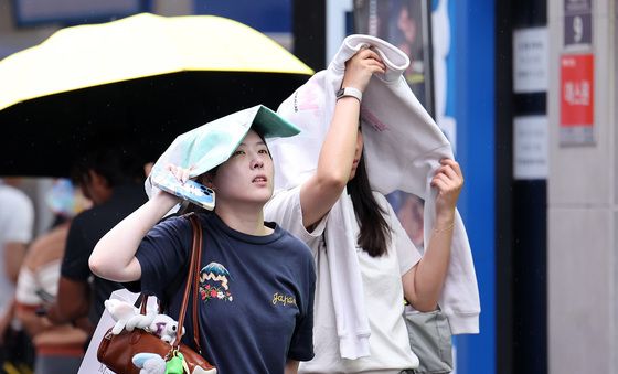 우산은 없고 비는 오고