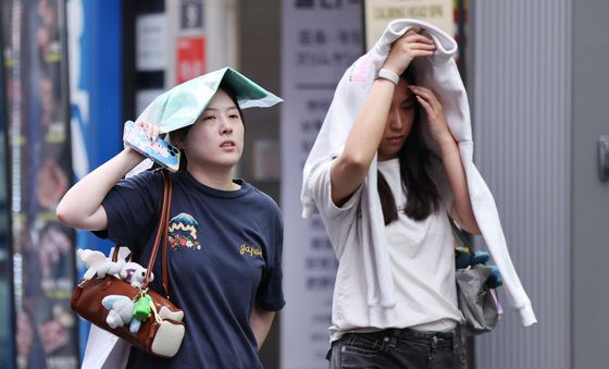 우산 없어도 멈출 수 없는 명동 관광