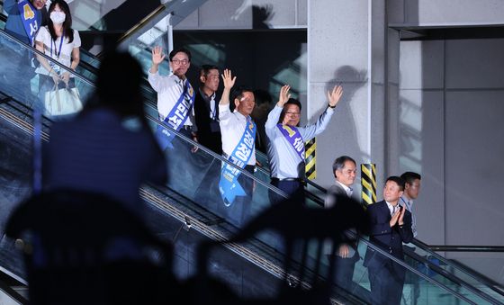 서울 당원 향해 인사하는 김민석·정청래·송영길