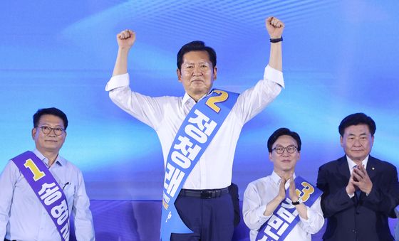 정청래 후보 '두팔 번쩍'