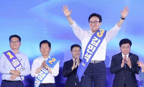 김민석 후보 '두팔 번쩍'