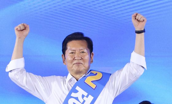 정청래 후보 '두팔 번쩍'